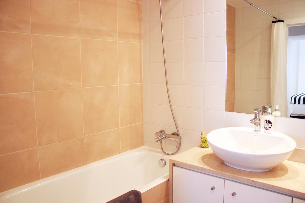 Joivy Modern 1-Bed Apt With Terrace, Moments From Sao Bento Palace Lisbon Luaran gambar