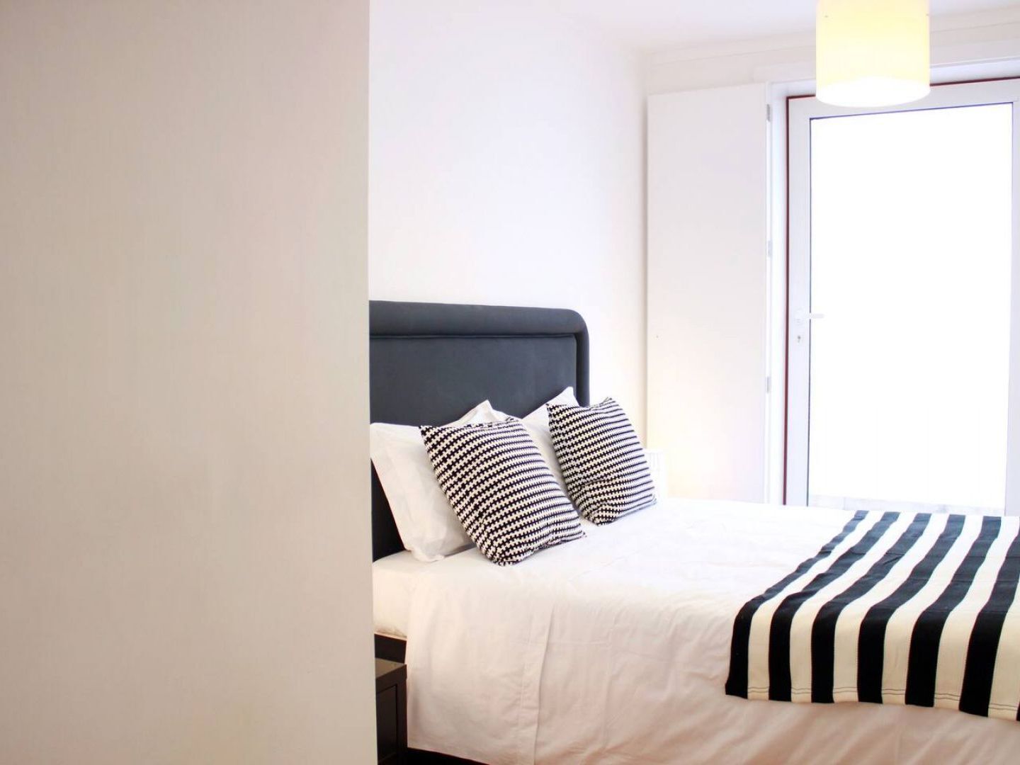 Joivy Modern 1-Bed Apt With Terrace, Moments From Sao Bento Palace Lisbon Luaran gambar