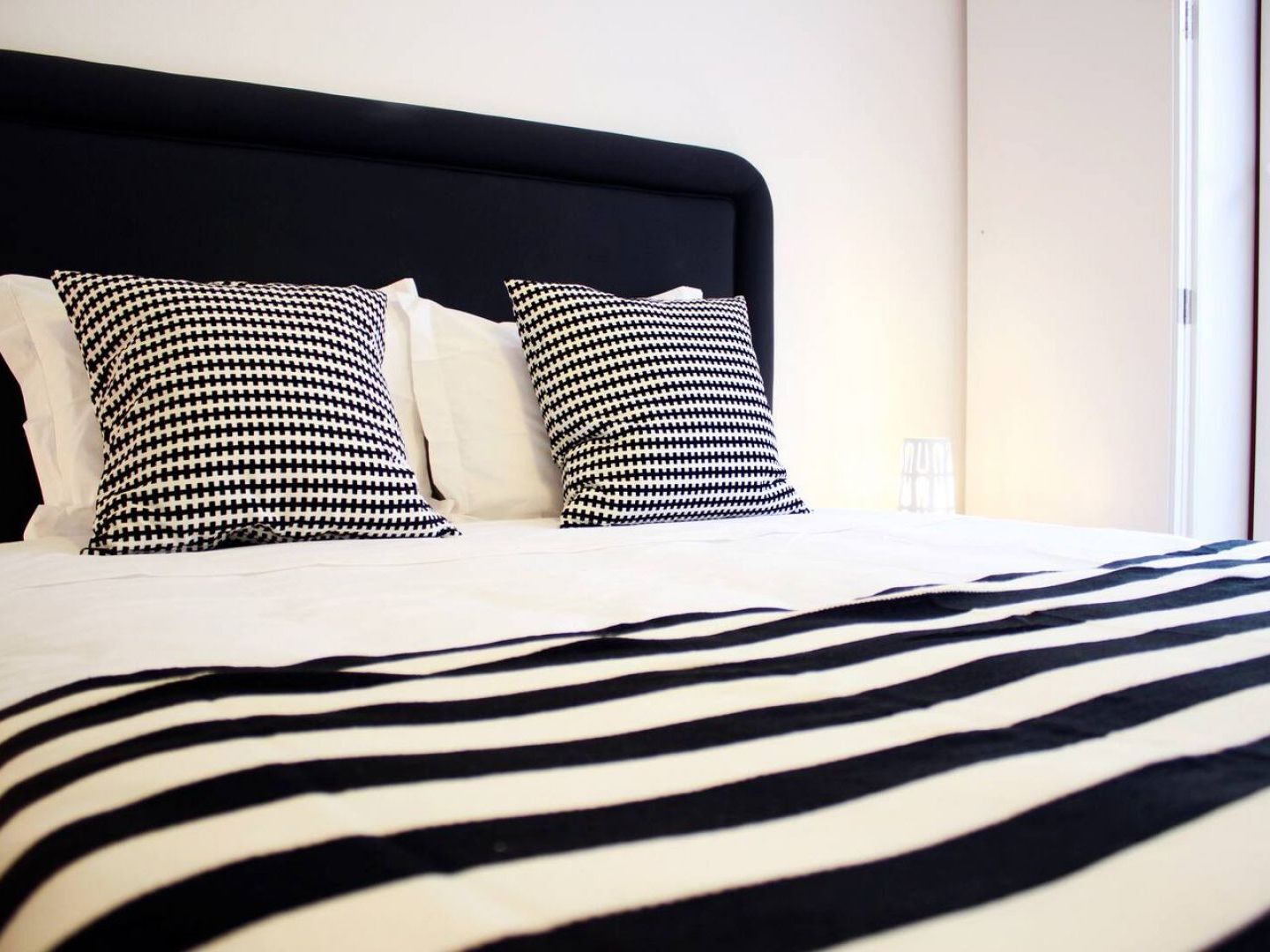 Joivy Modern 1-Bed Apt With Terrace, Moments From Sao Bento Palace Lisbon Luaran gambar