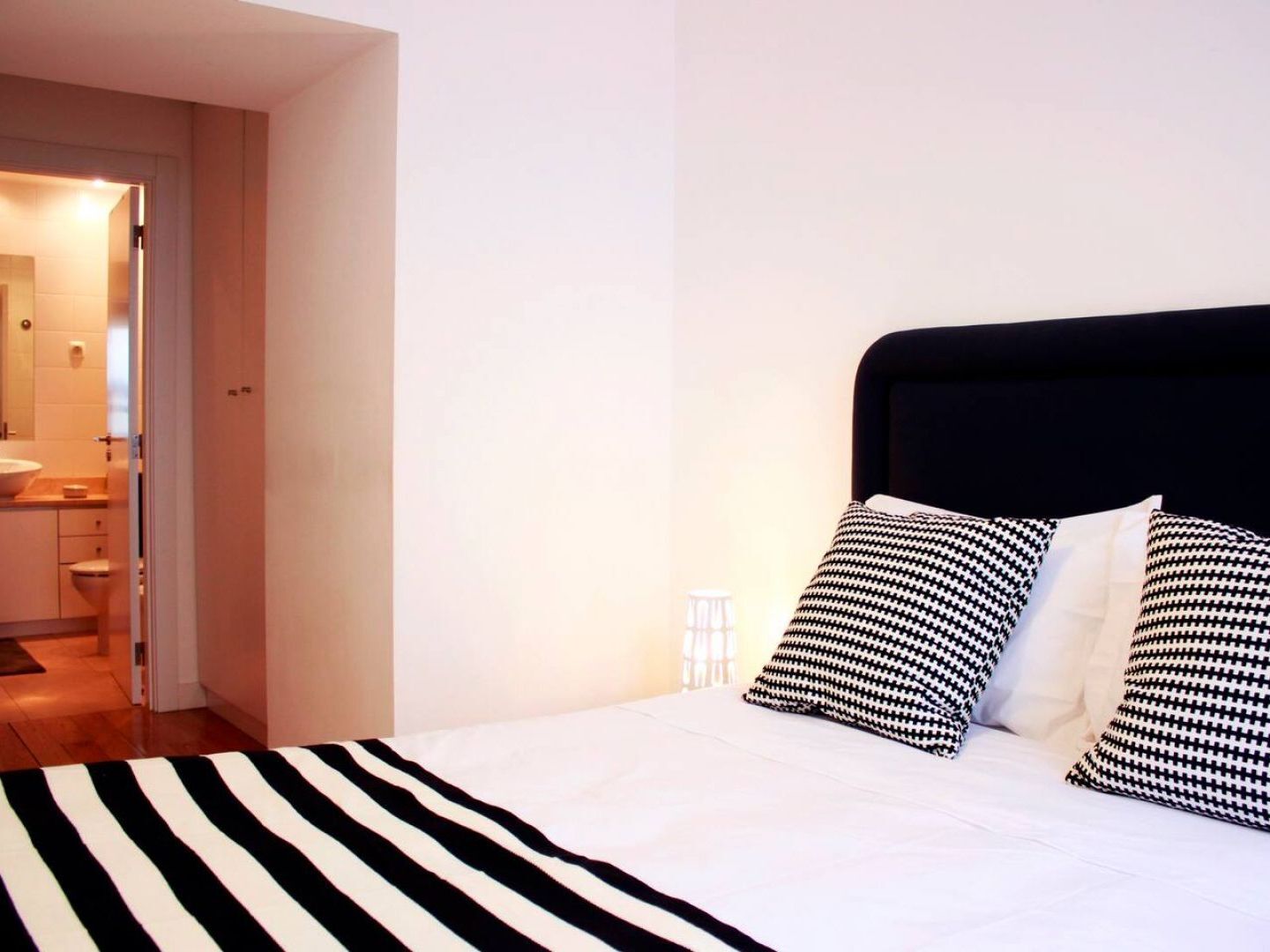 Joivy Modern 1-Bed Apt With Terrace, Moments From Sao Bento Palace Lisbon Luaran gambar